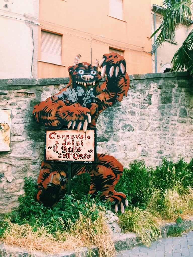 Bear cutout holding a sign saying 'Carnevale a Jelsi il ball dell'orso'
