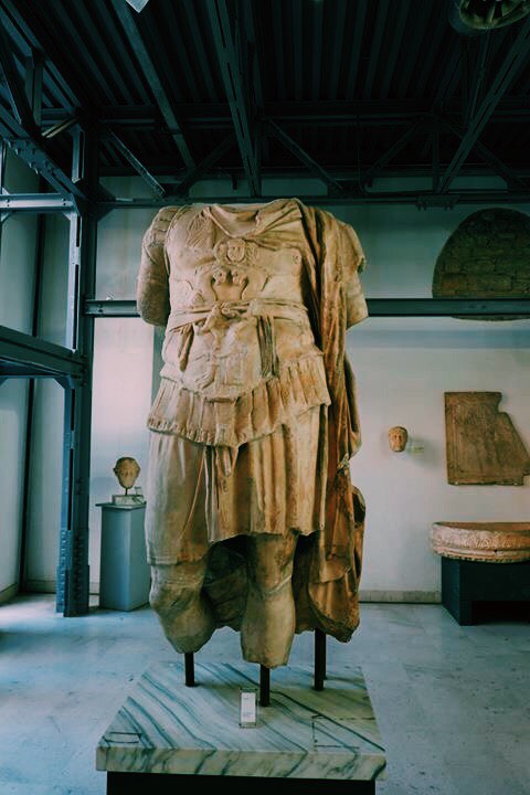 Marble statue in the Museo del Sannio, The statue is missing its head, arms and calves.